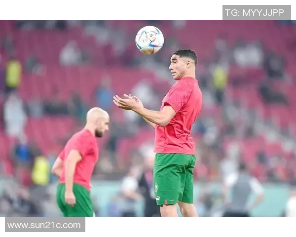 足球明星展现成熟魅力的微笑瞬间与背后的故事